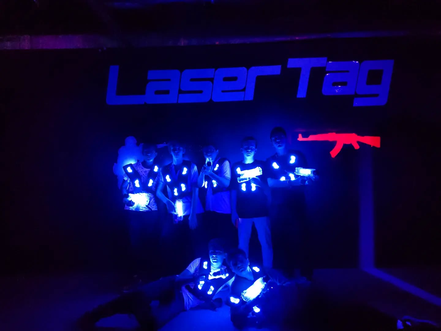 Kocaeli Enjoy Bowling - Laser Tag Alanı Çekim 4 - Laser tag oyuncuları poz veriyor