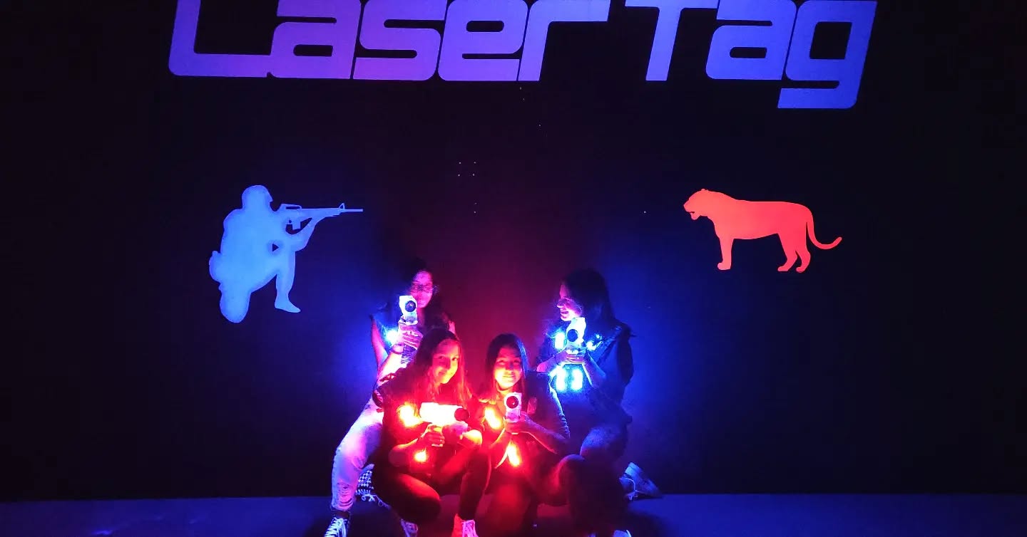 Kocaeli Enjoy Bowling - Laser Tag Alanı Çekim 5 - Laser tag oyuncuları poz veriyor